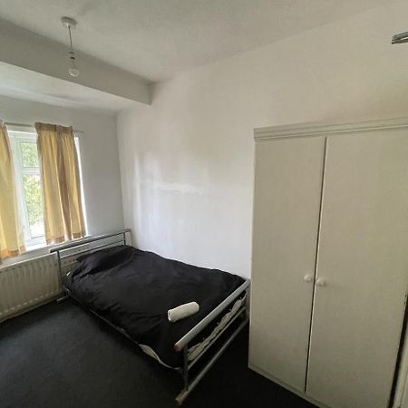 Cozy Private Rooms In Homestay อิลฟอร์ด ภายนอก รูปภาพ