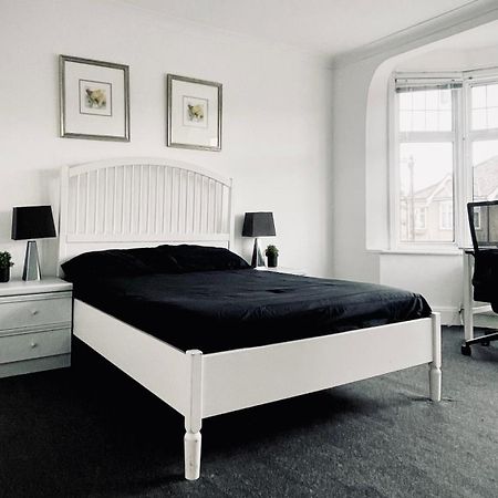 Cozy Private Rooms In Homestay อิลฟอร์ด ภายนอก รูปภาพ