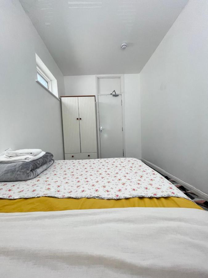 Cozy Private Rooms In Homestay อิลฟอร์ด ภายนอก รูปภาพ