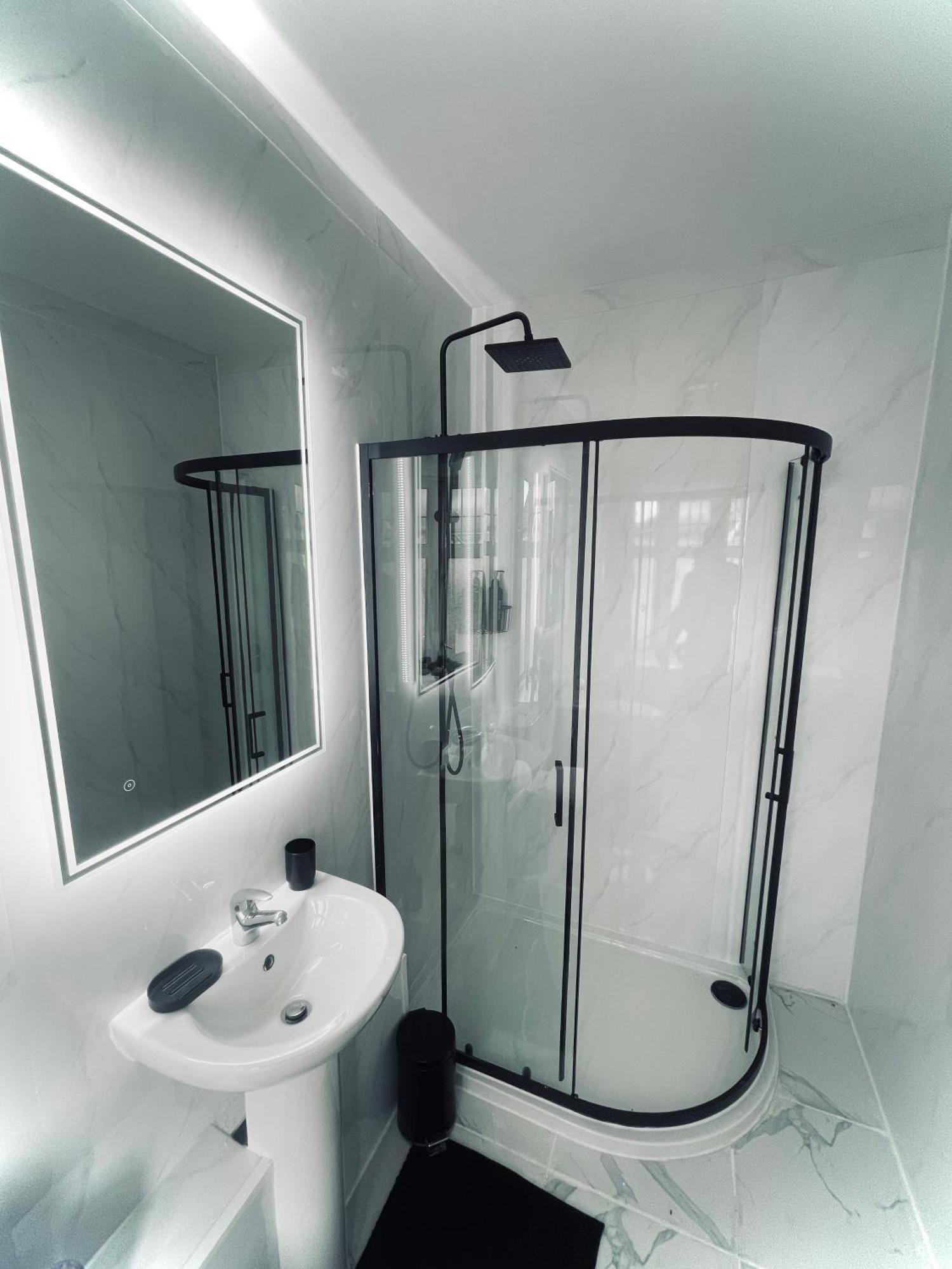 Cozy Private Rooms In Homestay อิลฟอร์ด ภายนอก รูปภาพ
